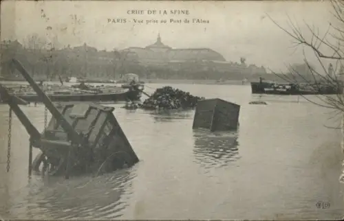 CPA Paris, Vue prise au Pont de l'Alma, Crue de la Seine, 1910