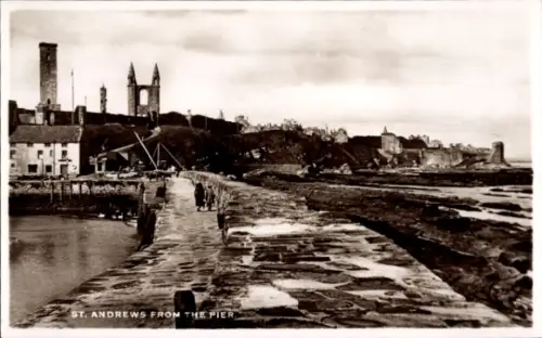 Ak St Andrews Schottland, Stadt vom Pier aus gesehen