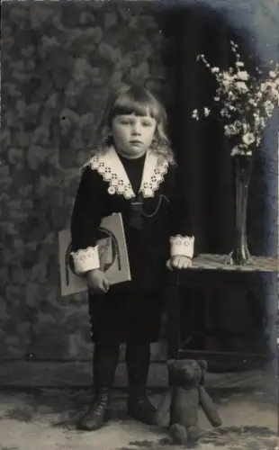 Foto Ak Kinderportrait, Kind mit Buch und Teddybär