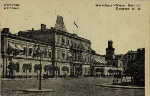 Ak Warszawa Warschau Polen, Warschauer-Wiener Bahnhof, Flaggen, Bäume, Straßenansicht