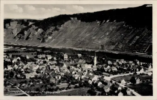 Ak Trittenheim an der Mosel, Luftaufnahme von Trittenheim, Mosel, Häuser, Kirche, Weinberge