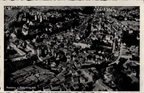 Ak Freising in Oberbayern, Luftaufnahme von  Häuser, Straßen, Kirchen