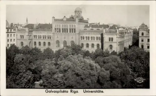Ak Riga Lettland, Universität  Galvaspilsēta, Bäume im Vordergrund