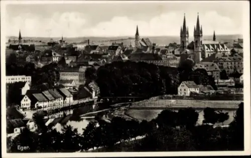 Ak Eger Erlau Ungarn, Stadtansicht von  Fluss, Bäume,  Gebäude, schwarz-weiß