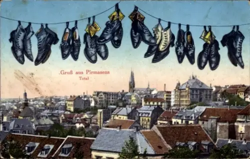 Ak Pirmasens am Pfälzerwald, Schuhe hängen auf Wäscheleine, Stadtansicht von  Kirchturm sichtbar