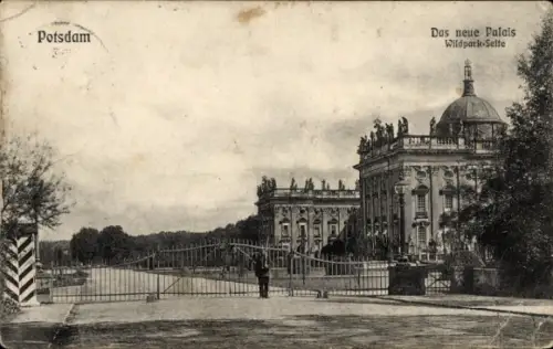 Ak Potsdam Sanssouci,  Das neue Palais, Wildpark-Seite, Tor mit Wächter