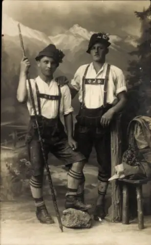 Foto Ak zwei Männer in bayrischer Tracht, Lederhosen