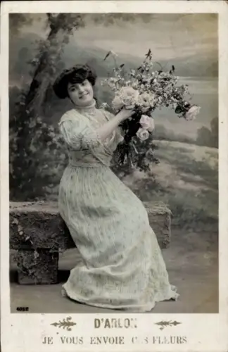 Ak Frau mit Blumenstrauß, Portrait