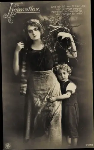 Ak Heimatlos, Mutter mit Sohn, Theaterszene