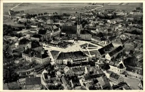 Ak Altötting in Oberbayern, Luftaufnahme von  Stadtplatz, Gebäude, Straßen, Menschen