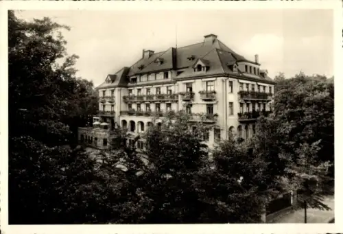 Ak Bad Homburg vor der Höhe Hessen, Sanatorium Dr. Baumstark,  Bäume, Schwarz-Weiß-Foto