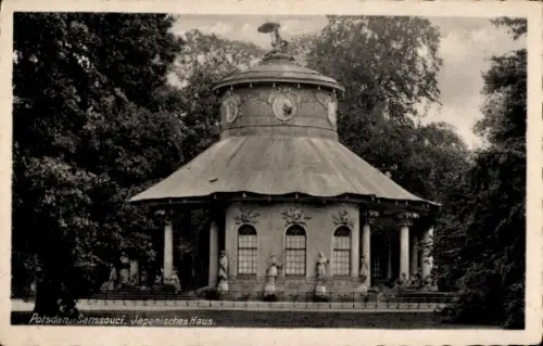 Ak Potsdam Sanssouci, Japanisches Haus, Potsdam-Sanssouci, runde Form, Skulpturen, Bäume