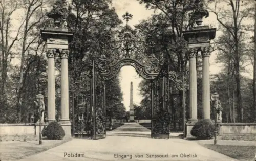 Ak Potsdam Sanssouci,  Eingang von Sanssouci, Obelisk, Tor mit Verzierungen, Bäume