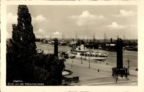 Ak Szczecin Stettin Pommern,  Blick von der Hakenterrasse, Schiffe im Hafen, Bäume im Vordergrund