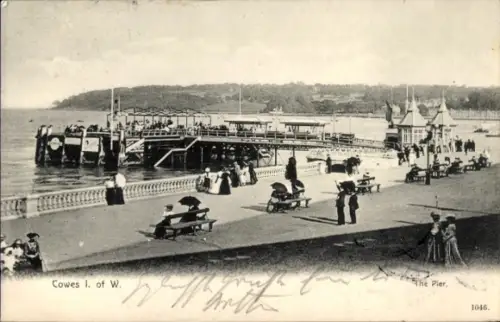 Ak Cowes Isle of Wight England, Pier in  Menschen in n Kleidern, Schiffe im Wasser