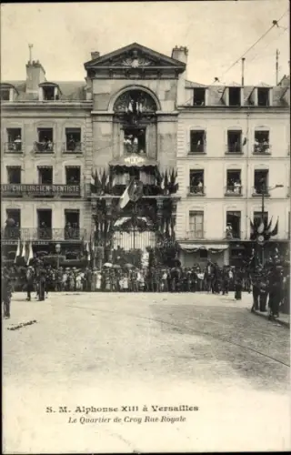 Ak Versailles Yvelines, S. M. Alphonse XIII, Menschenmenge, Flaggen, Rue Royale, Versailles