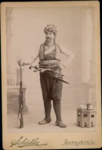 Foto Bosnischer Soldat in Uniform, Gewehr