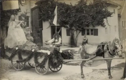 Foto Ak Geschmückter Festwagen, Pferdefuhrwerk