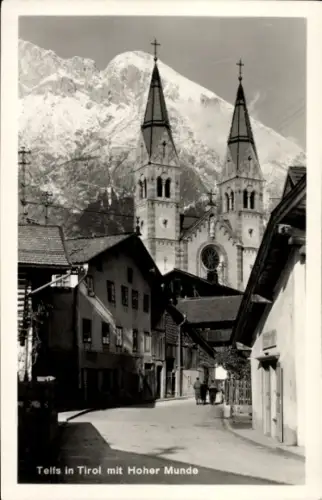 Ak Telfs in Tirol, Telfs in Tirol, Hohe Munde, zwei Kirchtürme, Straßenansicht