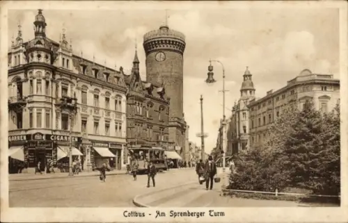 Ak Cottbus in der Niederlausitz,  Am Spremberger Turm,  Gebäude, Menschen auf der Straße