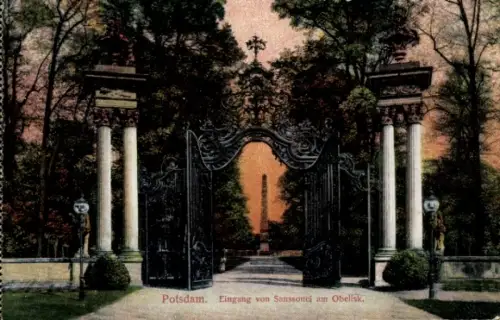 Ak Potsdam Sanssouci,  Eingang von Sanssouci, Obelisk, Tor, Säulen, Park