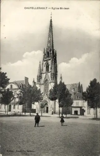 Ak Châtellerault Vienne, Eglise St-Jean,  Menschen auf dem Platz