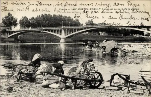 Ak Châtellerault Vienne, Frauen am Fluss waschen