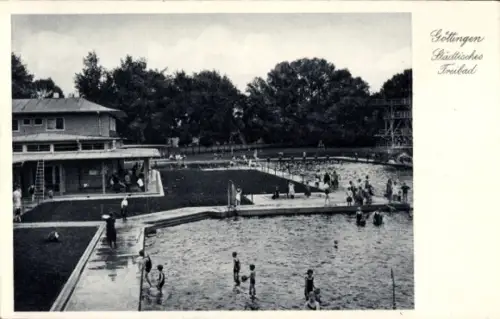 Ak Göttingen in Niedersachsen, Städtisches Freibad, Schwimmer, Wasser, Gebäude, Bäume