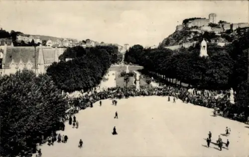 Ak Lourdes Hautes Pyrénées, Blick auf einen Park, Menschenmenge, Bäume, Hügel im Hintergrund