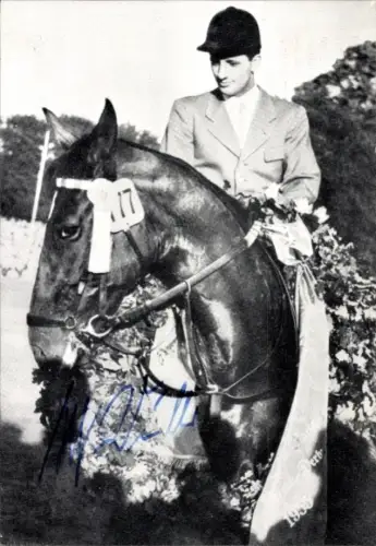 Ak Springreiter Hans Günter Winkler auf seinem Pferd, Siegerehrung, Autogramm