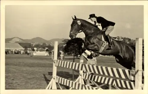 Foto Ak Köln, Springreiten, Sprung über ein Hindernis, Frau Nitz-Bauer, Pferd Talismann
