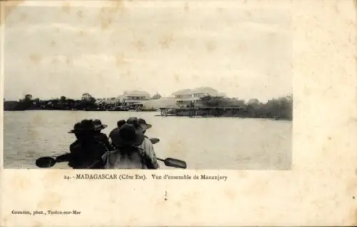 Ak Mananjary Madagaskar,  Madagascar, Flussansicht, vier Personen im Vordergrund