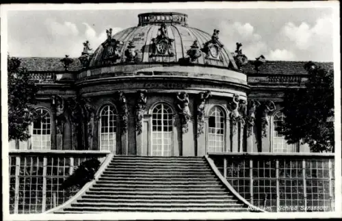 Ak Potsdam Sanssouci,  Schloss Sanssouci, Treppenaufgang, Kuppel, Fenster
