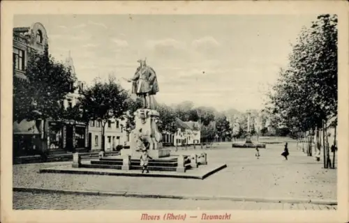 Ak Moers am Niederrhein, Moers (Rhein), Neumarkt, Statue, Bäume, Straße