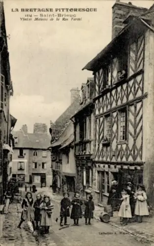 Ak Saint Brieuc Côtes d'Armor, Alte Häuser in der Rue Fardel