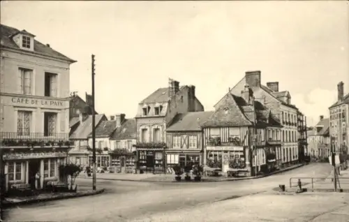 CPA Beaumont en Auge Calvados, Centre du Bourg, Café de la Paix