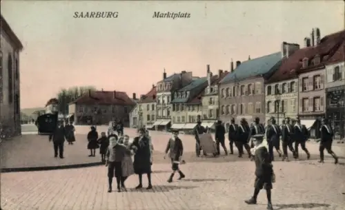 Ak Sarrebourg Saarburg Lothringen Moselle, Marktplatz, Passanten