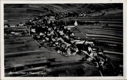 Ak Böhlen Großbreitenbach in Thüringen, Luftaufnahme von  Thüringen, Felder, Häuser, Kirche