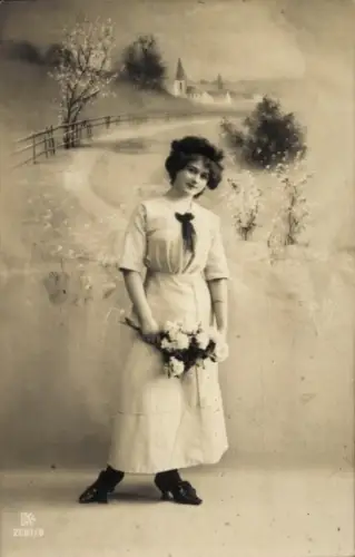 Ak Frau mit Blumenstrauß, Portrait