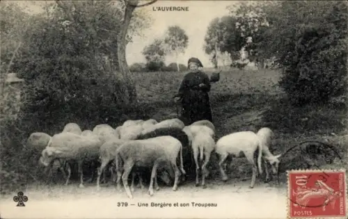 Ak Hirtin mit ihrer Schafherde am Wegesrand