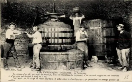 Ak Verarbeitung der Traubenernte, Arbeiter