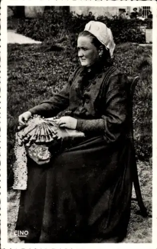 Ak Auvergne, Klöpplerin in Tracht