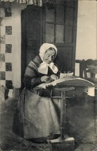 Ak Beguinage, alte Klöpplerin in Tracht