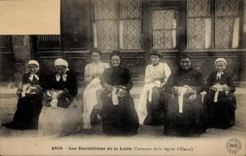 Ak Klöpplerinnen in Tracht aus der Region Usson Puy-de-Dôme