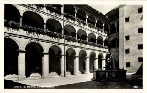Ak Linz an der Donau Oberösterreich, Linz a. d. Donau, Innenhof mit Brunnen, Arkaden, Pflanzen