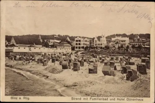 Ak Ostseebad Binz auf Rügen, Strand mit Familienbad, Hotel Dünenhaus, viele Strandkörbe, Binz