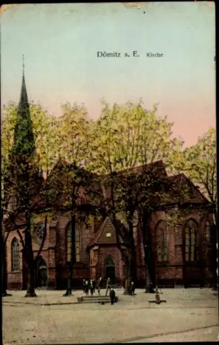 Ak Dömitz an der Elbe Mecklenburg, Dömitz a. E. Kirche, Bäume, Menschen, 