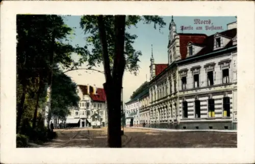 Ak Moers am Niederrhein,  Bartie am Bostamt, Straßenansicht, Bäume,  Gebäude