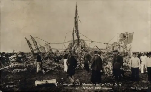 Ak Katastrophe des Marine Luftschiffes L II LZ 18 Oktober 1913, Zeppelin, Soldaten in Uniform