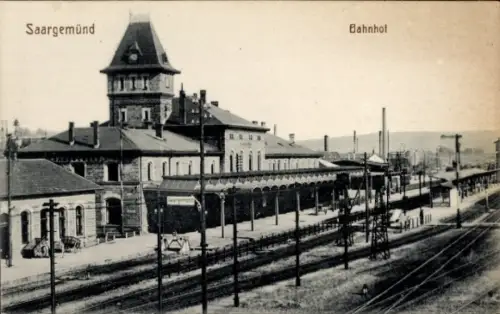 Ak Saargemünd Sarreguemines Lothringen Moselle, Bahnhof von der Gleisseite, Gare